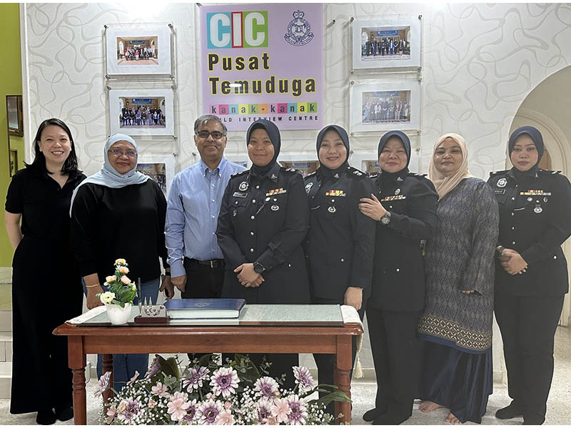 A photo of Euronet and Royal Malaysia Police employees pose for a photo.