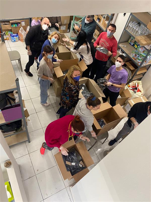 An image of Euronet Greece employees serving at Humanity Greece