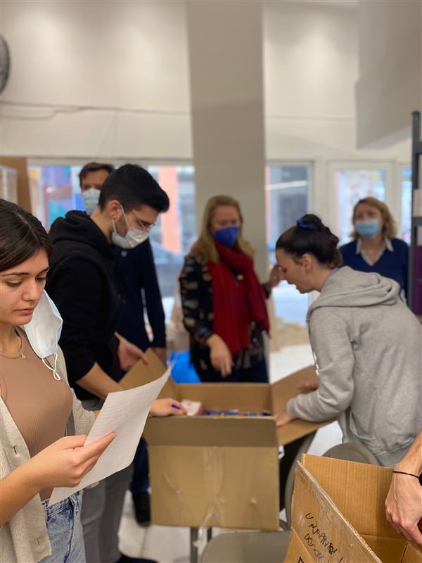 An image of Euronet Greece employees serving at Humanity Greece