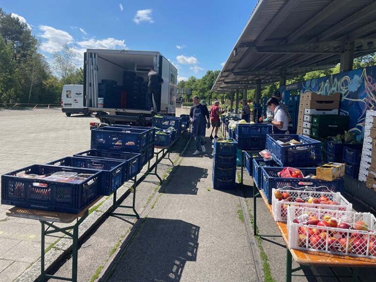 cadooz employees distribute food to the needy