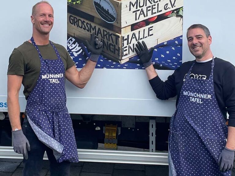 cadooz employees distribute food to the needy