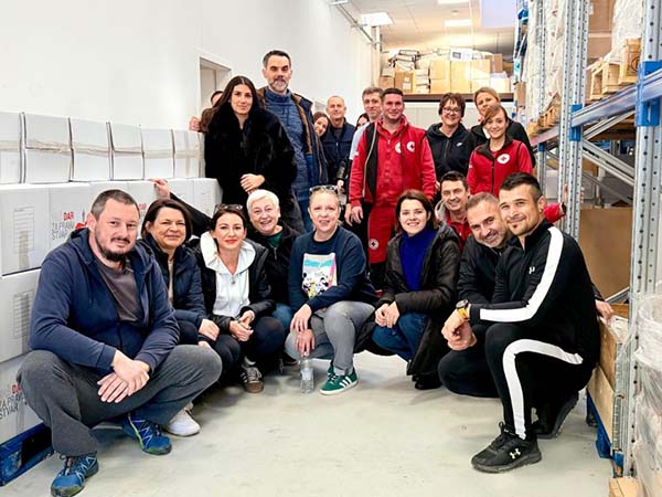 Euronet ATM employees volunteering at Red Cross Zagreb, preparing aid packages for displaced Ukrainian families.